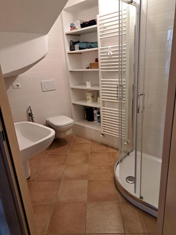 y baño con ducha, aseo y lavamanos. en LA CASA DI MARIO en Perledo