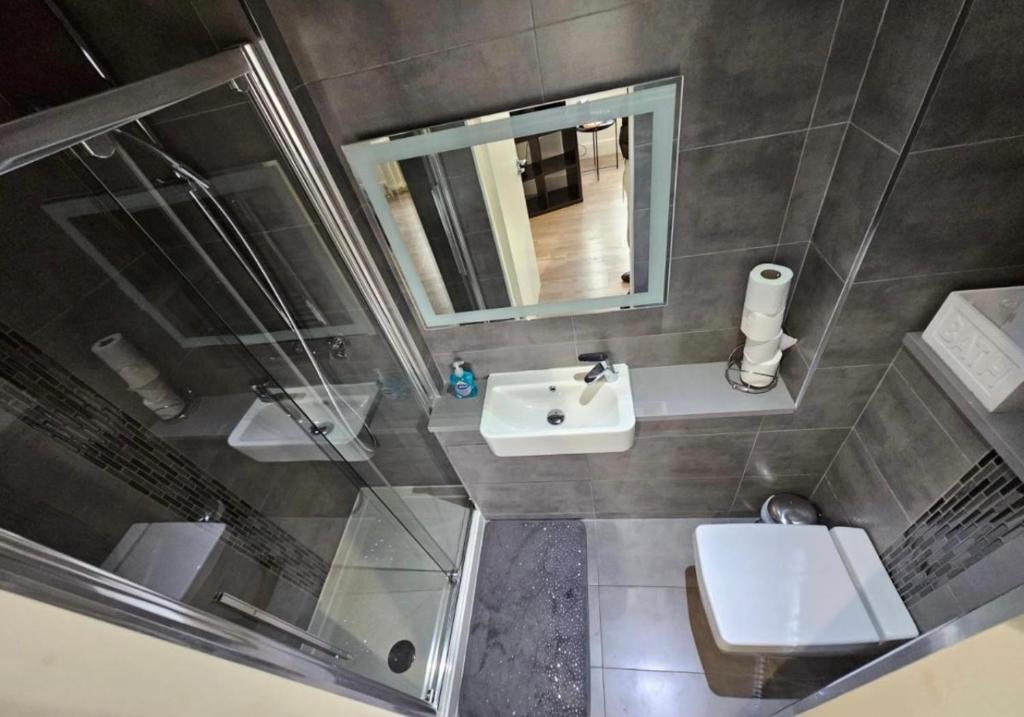 un piccolo bagno con lavandino e specchio di Luxury Double Room With Private Bathroom a Edimburgo