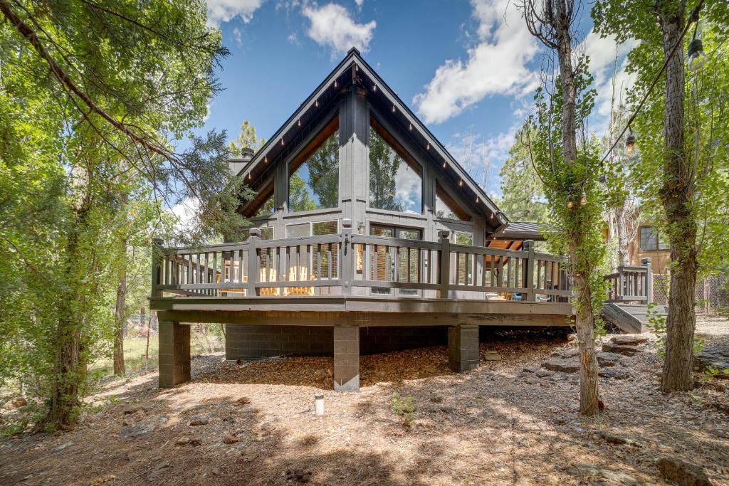 ein Haus mit einer großen Terrasse im Wald in der Unterkunft Peaceful Cabin Between Flagstaff and Sedona! in Munds Park