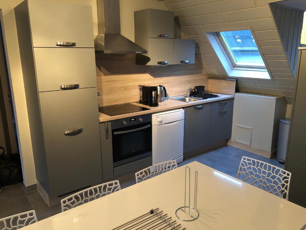 Il comprend une petite cuisine équipée d'une cuisinière et d'un évier. dans l'établissement La Suite du Vieux Moulin, à Luchon