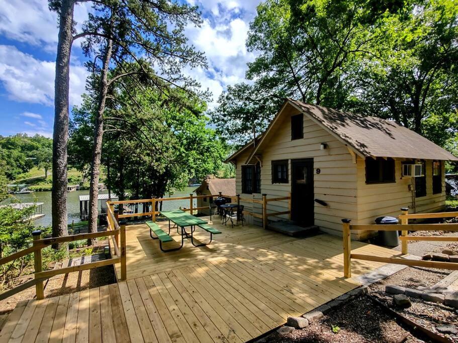 eine Hütte mit einem Picknicktisch auf einer Holzterrasse in der Unterkunft #09 - Large Lakeview One Bedroom- Pet Friendly in Hot Springs
