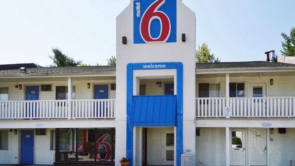 un edificio sin señal frente a él en Motel 6-Nashua, NH, en Nashua