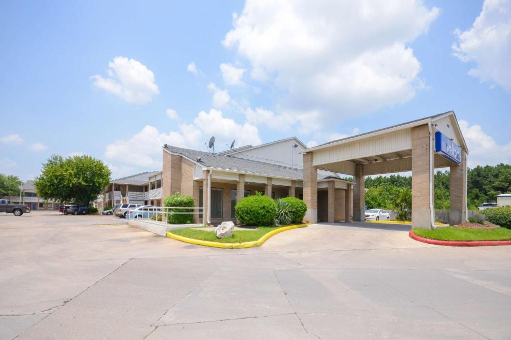 um edifício com um parque de estacionamento em frente em Motel 6-Baytown, TX - Baytown East em Baytown