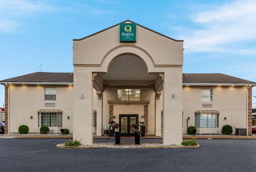 a hotel with a sign on the front of it at Quality Inn Airport in Woodson Terrace