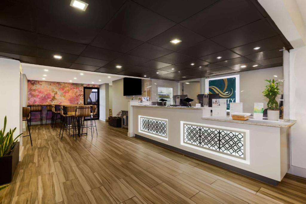 Ein Restaurant oder anderes Speiselokal in der Unterkunft Quality Inn Coliseum 