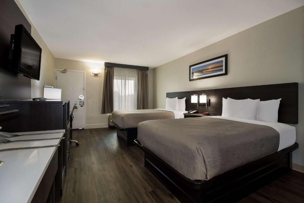 Ein Bett oder Betten in einem Zimmer der Unterkunft Quality Inn Coliseum