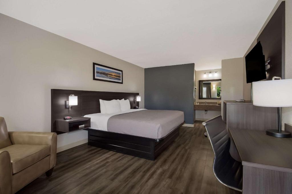 Ein Bett oder Betten in einem Zimmer der Unterkunft Quality Inn Coliseum