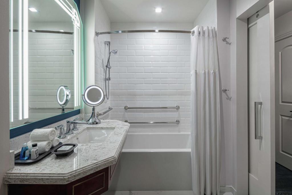 The Higgins Hotel New Orleans, Curio Collection by Hilton - 