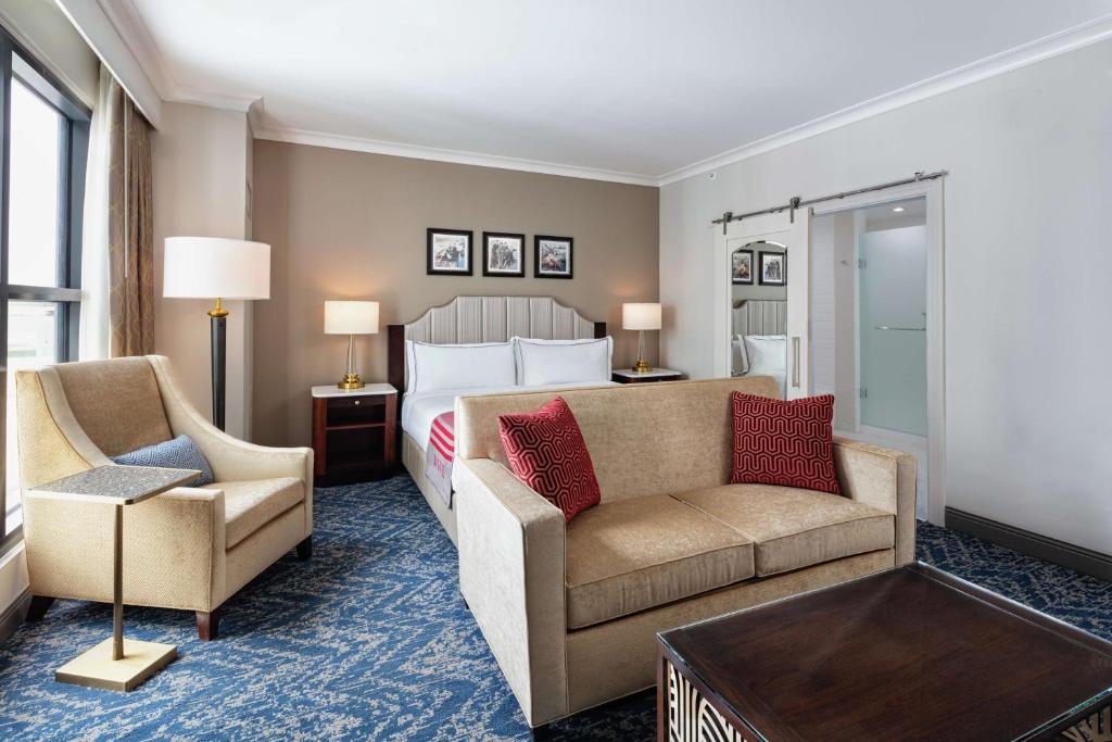 The Higgins Hotel New Orleans, Curio Collection by Hilton - 