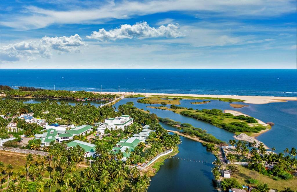 uma vista aérea de um resort junto ao oceano em Radisson Resort Pondicherry Bay em Pondicherry