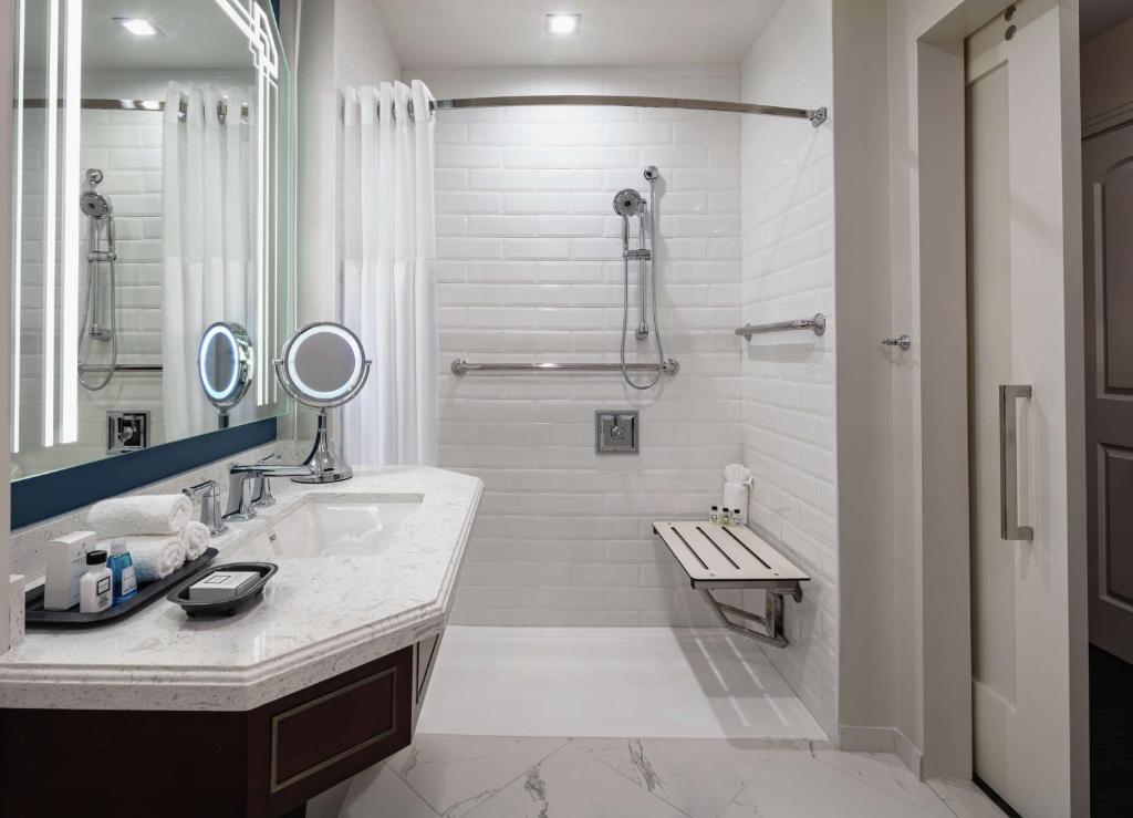 The Higgins Hotel New Orleans, Curio Collection by Hilton - 