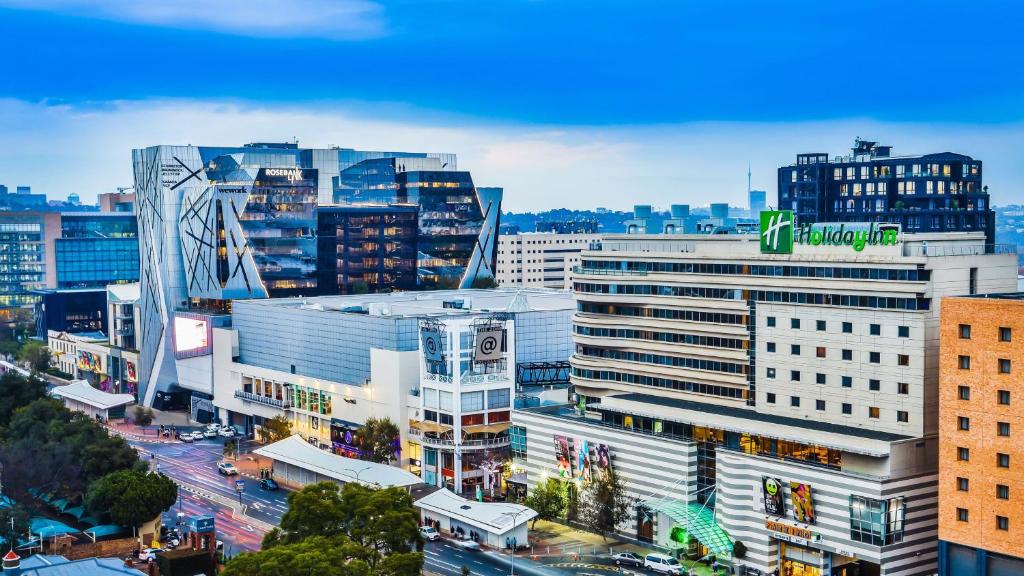 uma vista para uma cidade com muitos edifícios altos em Holiday Inn Johannesburg-Rosebank, an IHG Hotel em Joanesburgo