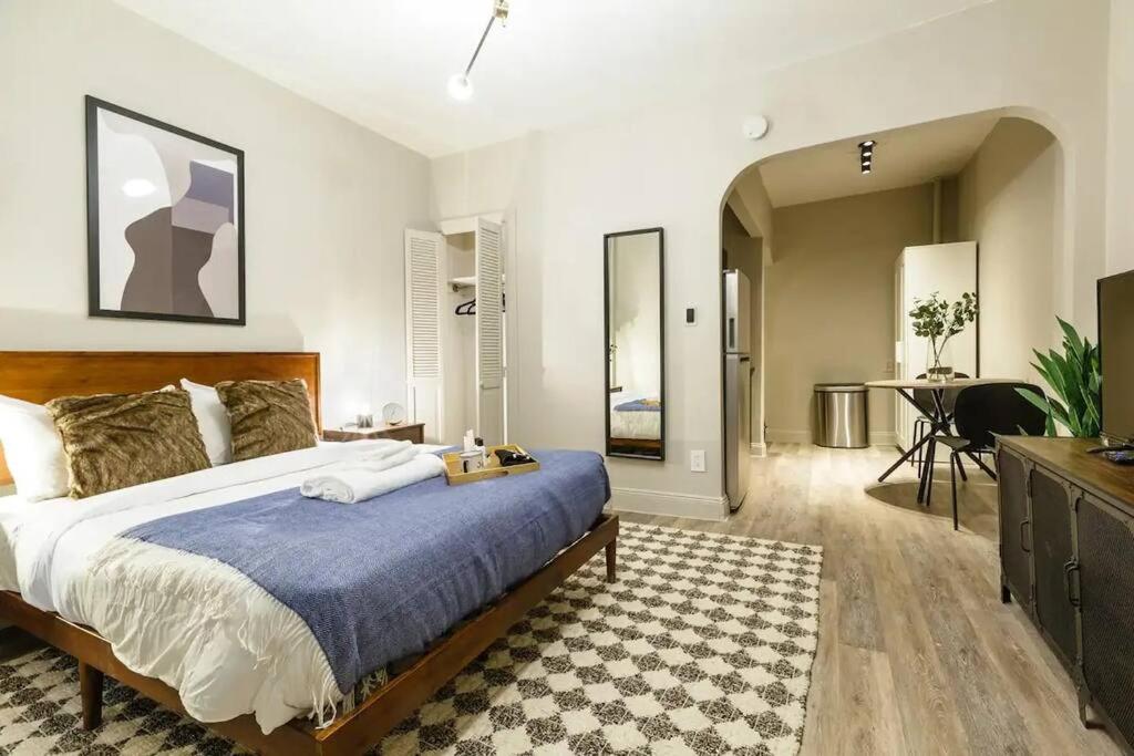 1 dormitorio con 1 cama grande y sala de estar en Lovely Studio Apt in NYC!, en Nueva York