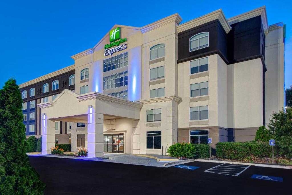 an image of a hotel with a sign on it at Holiday Inn Express Marietta - Atlanta Northwest, an IHG Hotel in Marietta