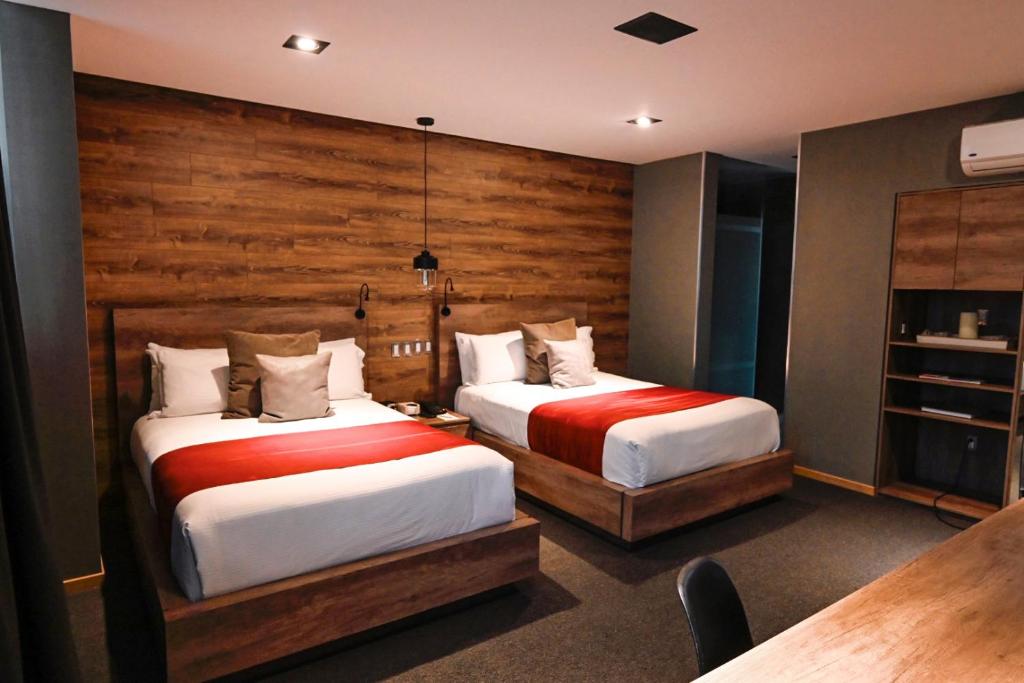Habitación de hotel con 2 camas y mesa en Hotel Park Nilo Reforma, en Ciudad de México