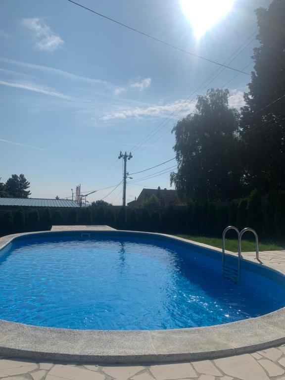 Bazén v ubytování Mika’s Poolhouse nebo v jeho okolí