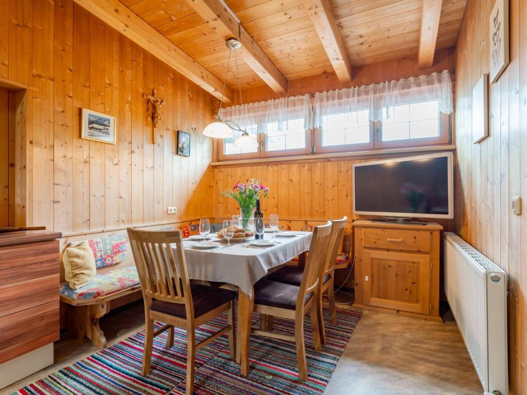 Televízia a/alebo spoločenská miestnosť v ubytovaní Haus Juen II