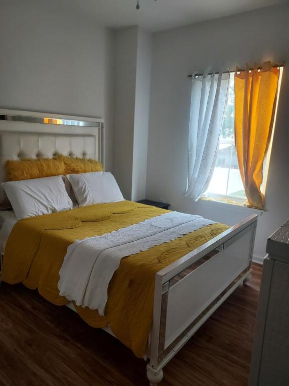 una camera con un grande letto e una finestra di NG-UGI Home a Lebanon