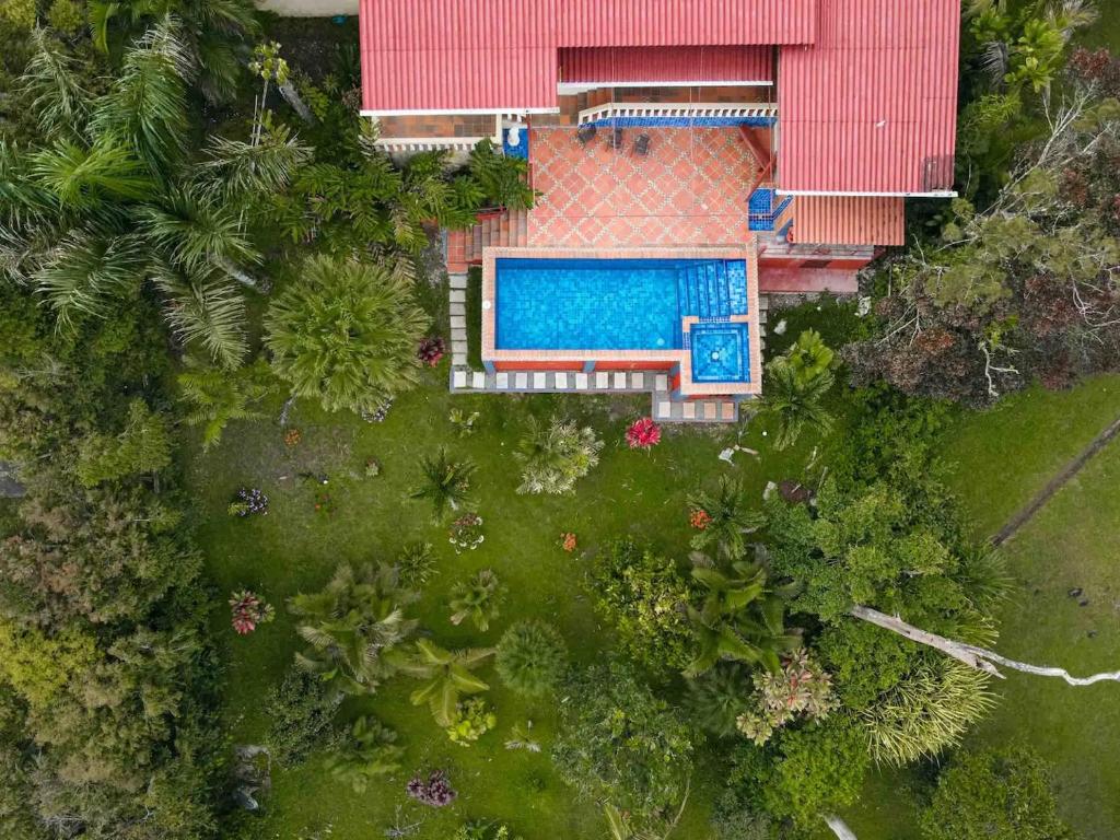 een uitzicht op een huis met een zwembad bij Hummingbird House Panama in Los Altos de Cerro Azul