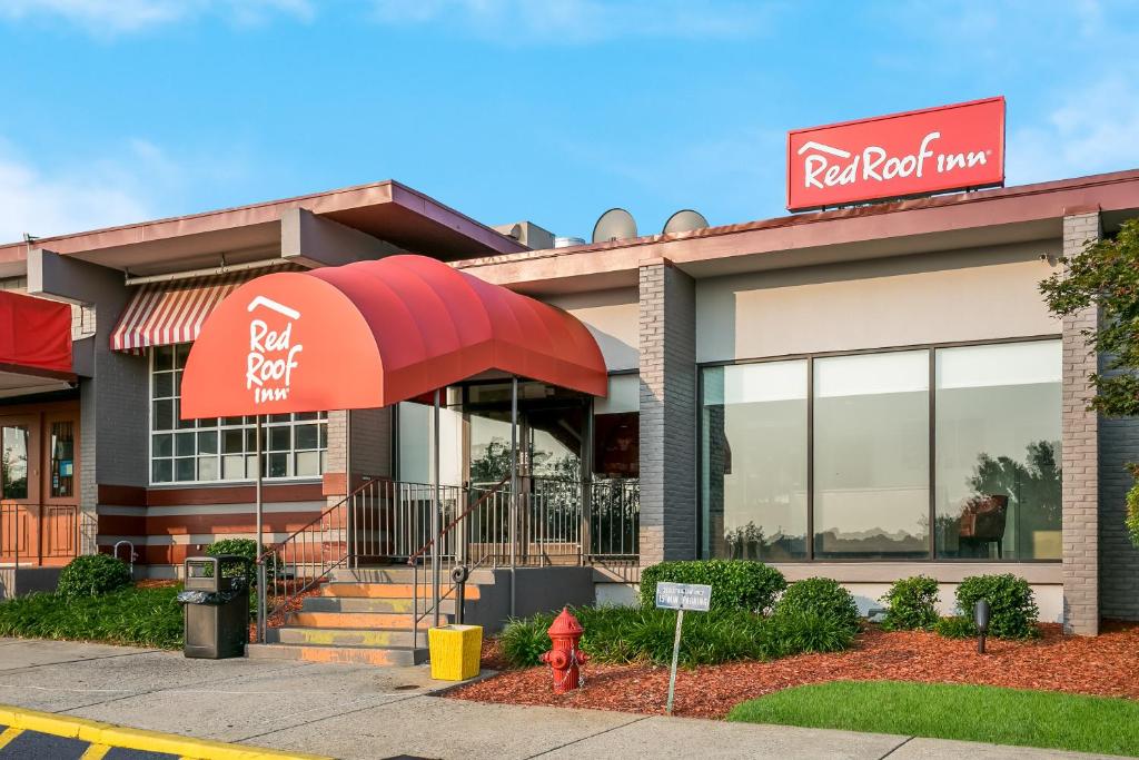 un restaurante de comida rápida con una sombrilla roja delante de él en Red Roof Inn Baltimore, en Baltimore