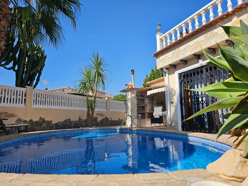 a swimming pool in front of a house at Villa Las Adelfas (escapada ideal en Costa Blanca) in Calpe
