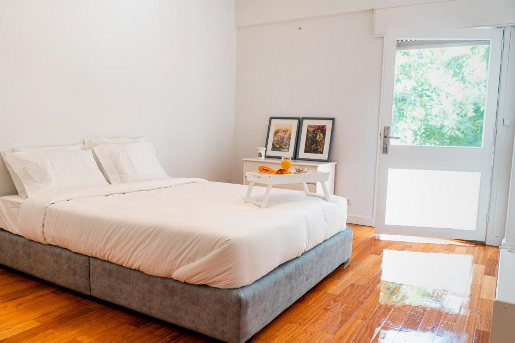 Un dormitorio con una cama con una mesa. en Seaside Elegance and Tranquility: Your Luxurious Porto Getaway en Oporto