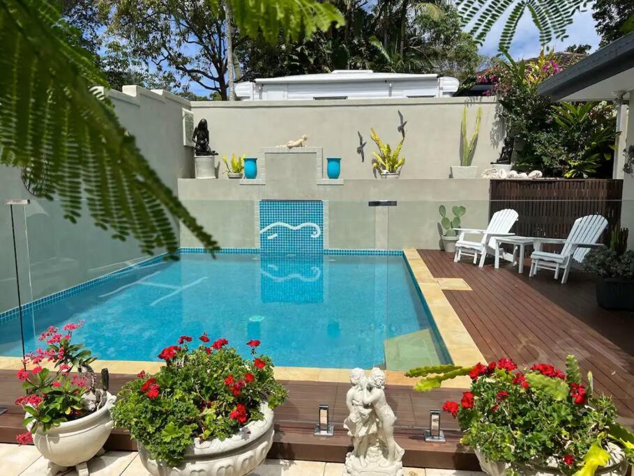 Kolam renang di atau dekat dengan Beautiful 2Bdr House with Pool