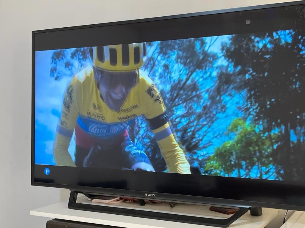 una pantalla de televisión con una imagen de un ciclista en Una Joya brillante, en San Antonio