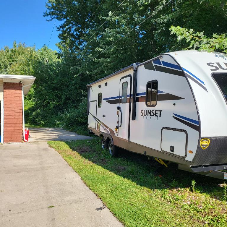 Tranquility & Minutes from DTW - One-Bedroom House