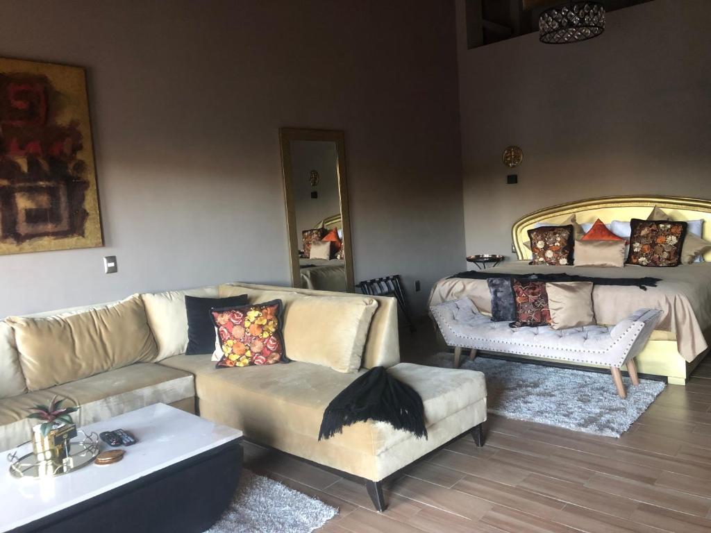 uma sala de estar com um sofá e uma mesa em Casa Neek em San Cristóbal de Las Casas