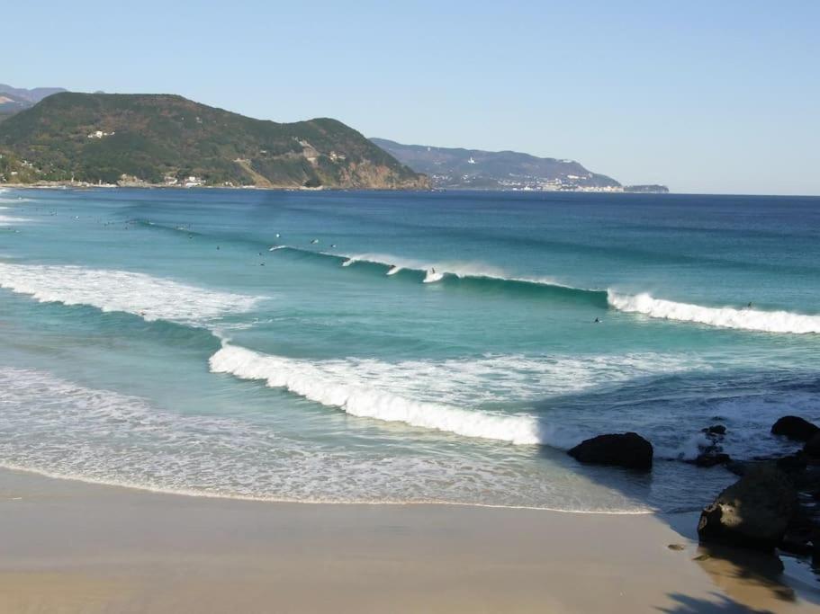 una playa con algunas olas en el océano en HealingDragon 　Sunrise house Shirahama, en Shimoda