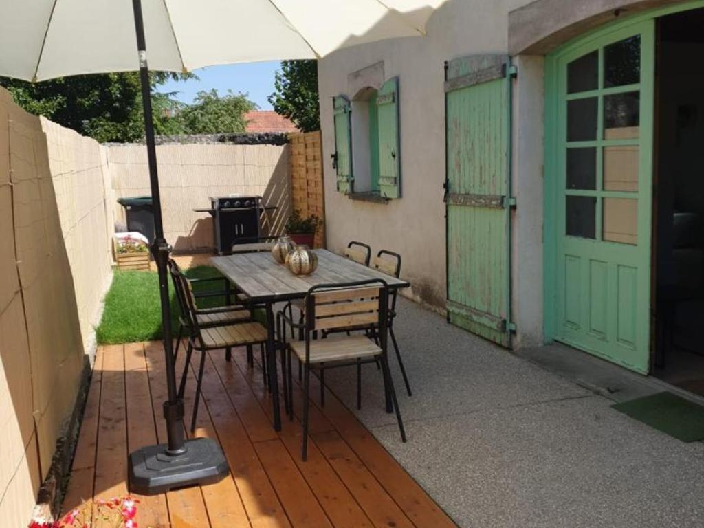 Balkón alebo terasa v ubytovaní Charmant Gîte avec Piscine Privative et Terrasse à Charroux, Village Médiéval - FR-1-489-394