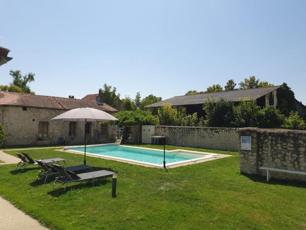 Bazén v ubytovaní Charmant Gîte avec Piscine Privative et Terrasse à Charroux, Village Médiéval - FR-1-489-394 alebo v jeho blízkosti