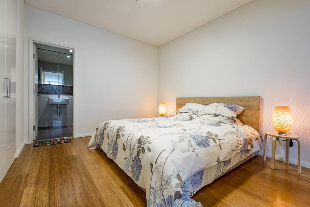 1 dormitorio con 1 cama grande y baño en Sleek Chinatown Pad in the Heart of the CBD en Sídney