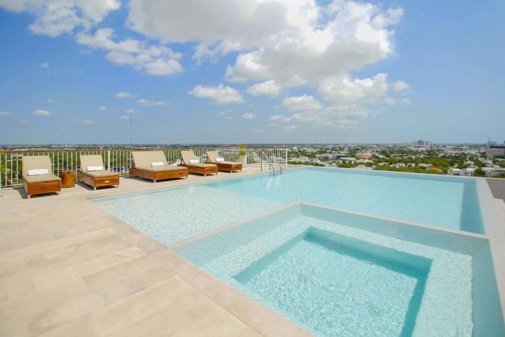a swimming pool on the roof of a building at Lujoso apartamento, Nuevo! in Cancún