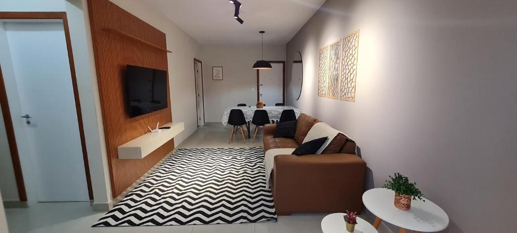 a living room with a couch and a table at Ap aconchegante a 150 mts da praia de Itapoã in Vila Velha