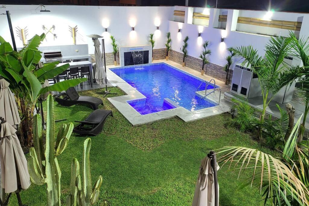 The swimming pool at or close to Casa de verano equipada para 24 personas
