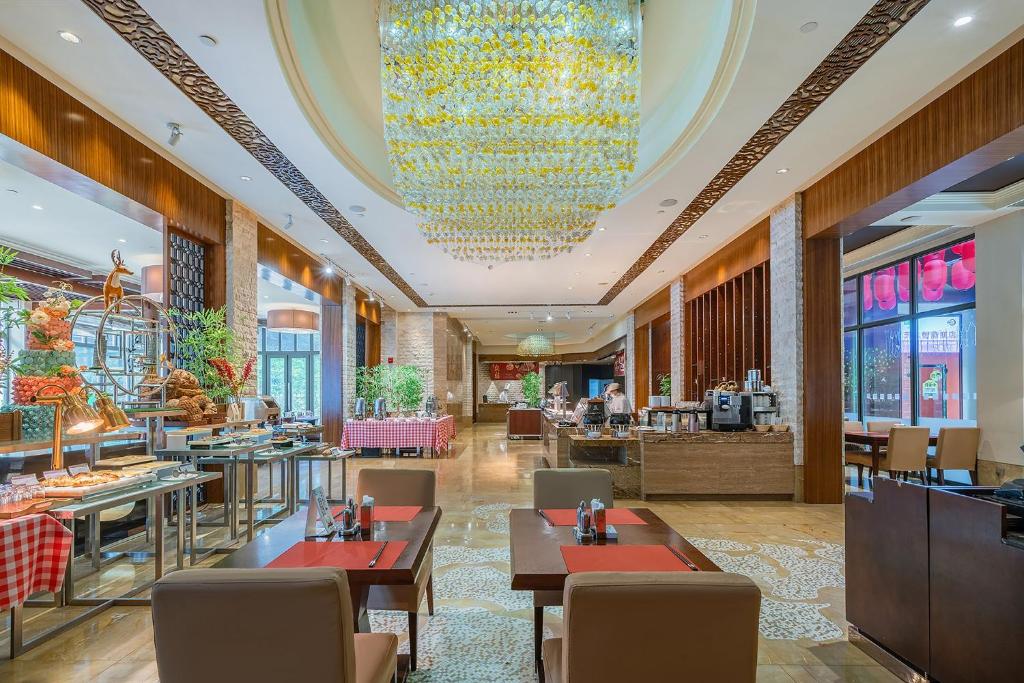 Restaurace v ubytování Holiday Inn Resort Chaohu Hot Spring by IHG