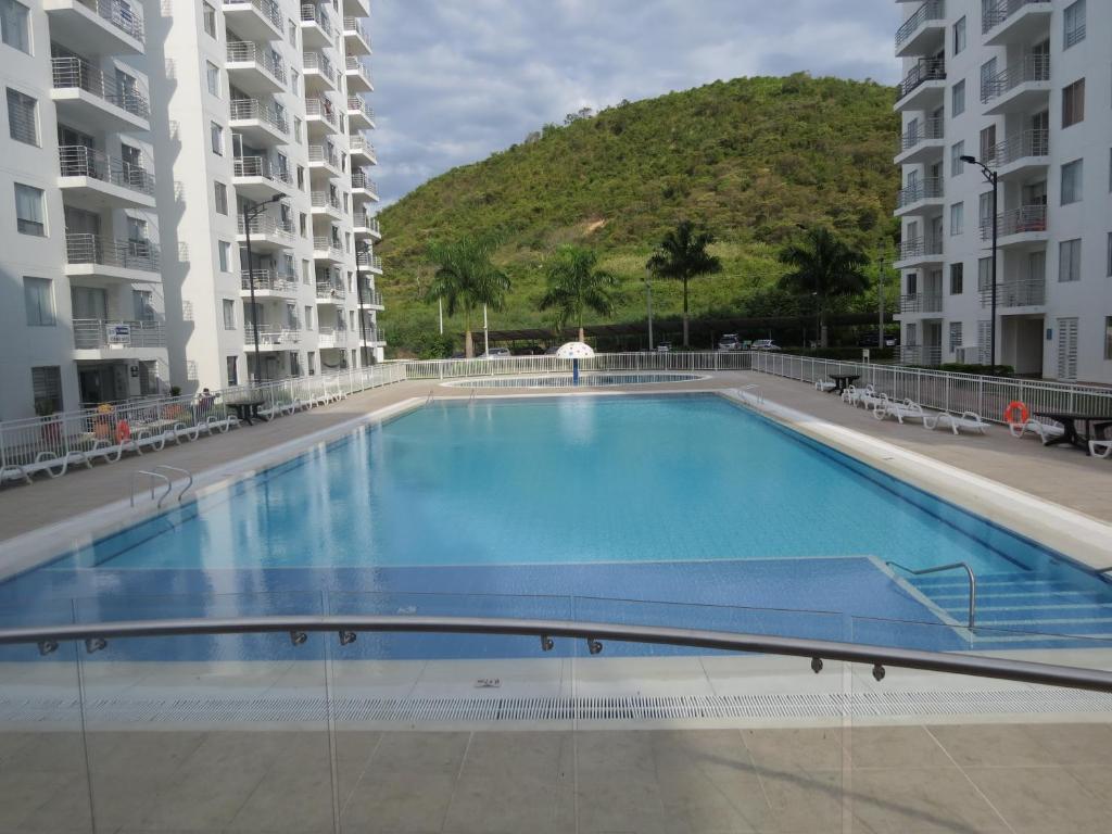 una gran piscina en medio de un edificio en Espléndido y Fantástico Apartamento en Girardot. 4 Piscinas, WiFi, Parque infantil, Parqueadero privado., en Girardot