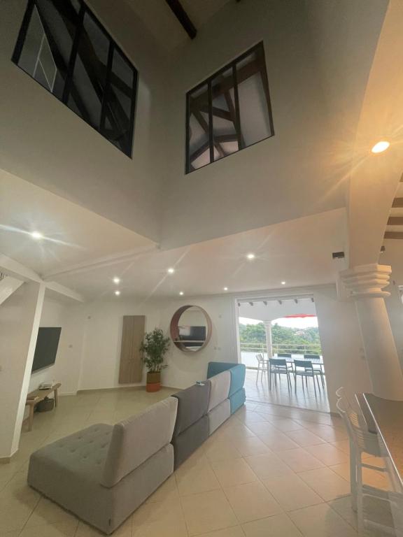 Posezení v ubytování Les Appart villa Sunbay Caraibes avec piscine privative vue mer et montagne