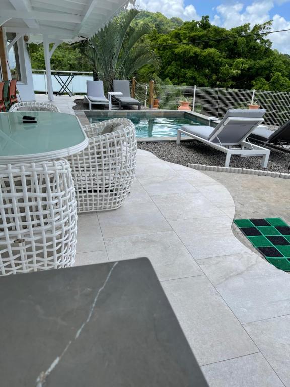 Bazén v ubytování Les Appart villa Sunbay Caraibes avec piscine privative vue mer et montagne nebo v jeho okolí