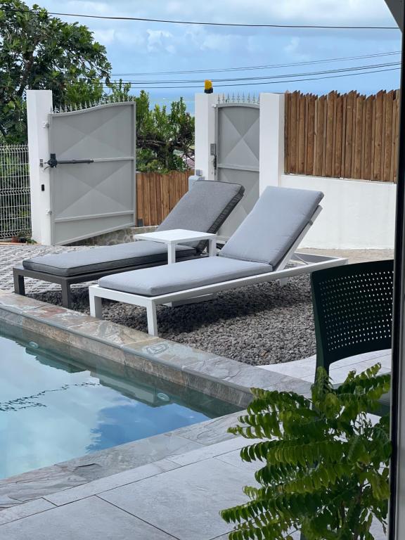 Bazén v ubytování Les Appart villa Sunbay Caraibes avec piscine privative vue mer et montagne nebo v jeho okolí