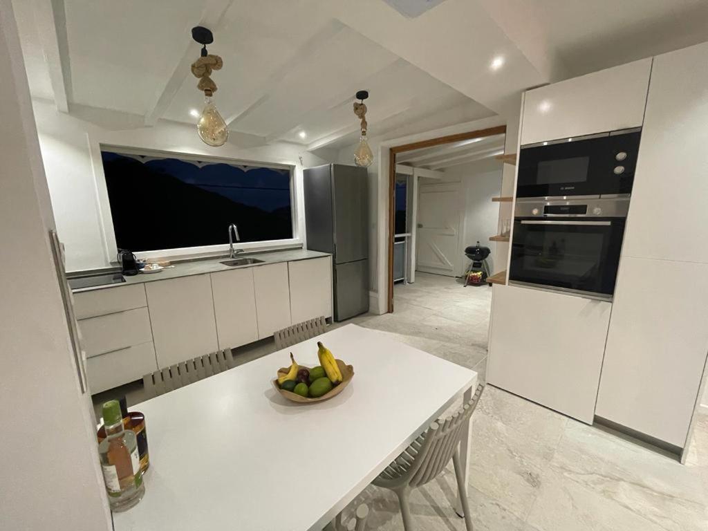 Kuchyň nebo kuchyňský kout v ubytování Les Appart villa Sunbay Caraibes avec piscine privative vue mer et montagne