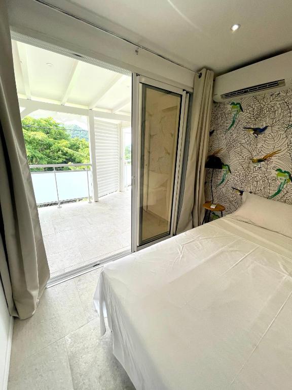 Postel nebo postele na pokoji v ubytování Les Appart villa Sunbay Caraibes avec piscine privative vue mer et montagne