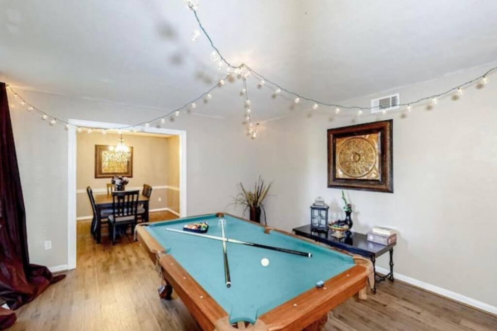 紐奧良的住宿－NEW ORLEANS LADY- POOL TABLE, Pets OK, 4 BDRM，客厅配有台球桌