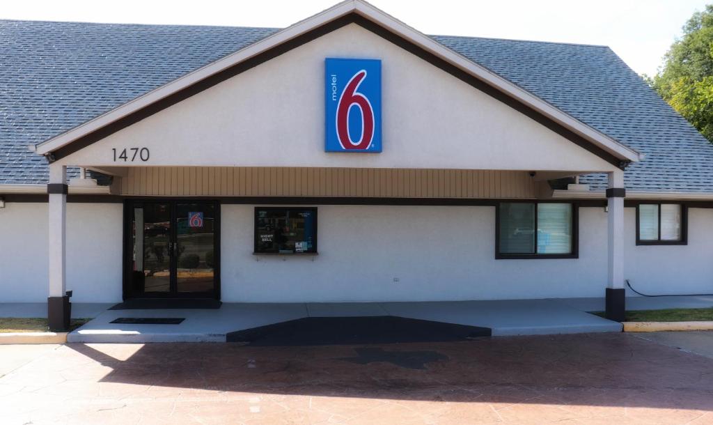 Motel 6-Alvin, TX في ألفين: مبنى عليه علامة koci
