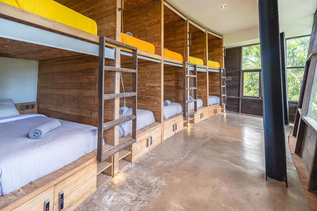 Postel nebo postele na pokoji v ubytování Bong Hostel Nusa Lembongan by Bukit Vista
