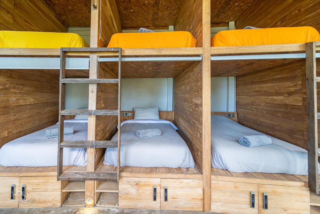 Postel nebo postele na pokoji v ubytování Bong Hostel Nusa Lembongan by Bukit Vista