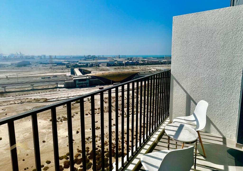 Letstay – Charming Retreat with Balcony and Desert Views