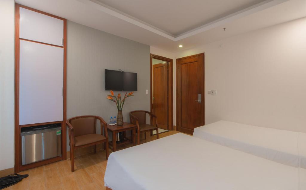 Giường trong phòng chung tại Canary Nha Trang Hotel